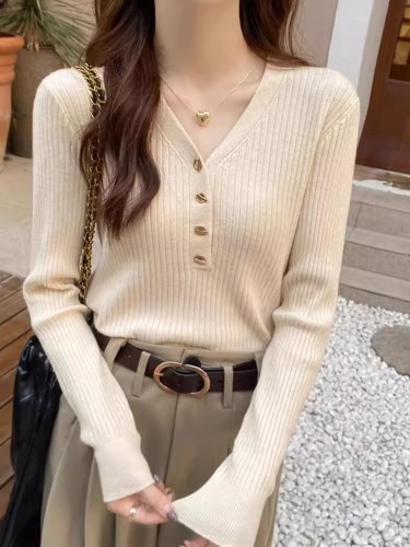 Bottoming shirt for women, small fragrant style inner wear, 2024 new v-neck sweater, soft waxy sweater, long-sleeved early autumn top