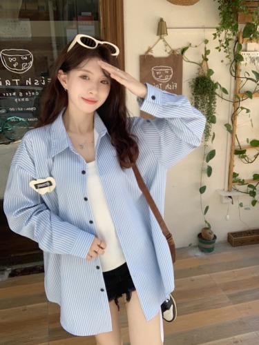 Real shot of sweet and cool style heart-shaped loose mid-length blue vertical striped long-sleeved shirt for women