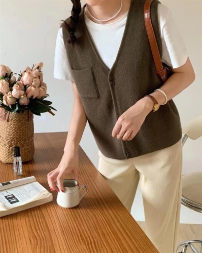 Early autumn knitted cardigan retro college style female literary style simple ins style Korean sleeveless knitted vest