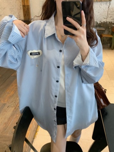 Real shot of sweet and cool style heart-shaped loose mid-length blue vertical striped long-sleeved shirt for women