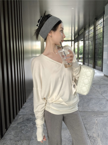 Real shot of V-neck loose and versatile long-sleeved T-shirt