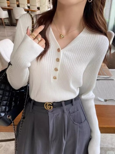 Bottoming shirt for women, small fragrant style inner wear, 2024 new v-neck sweater, soft waxy sweater, long-sleeved early autumn top