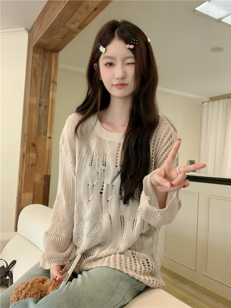 Real shot of summer and autumn French tops, lazy style, loose hook pattern, hollow holes, thin long-sleeved knitted blouse
