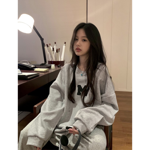 Official picture 2024 new autumn and winter Korean style fashionable design loose and slim Hong Kong style letter print round neck sweatshirt