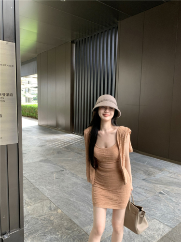 Actual shot of Xiaoxiangfeng suit, elegant long-sleeved knitted cardigan top, slim-fitting suspender dress, two-piece set