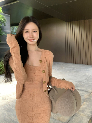 Actual shot of Xiaoxiangfeng suit, elegant long-sleeved knitted cardigan top, slim-fitting suspender dress, two-piece set