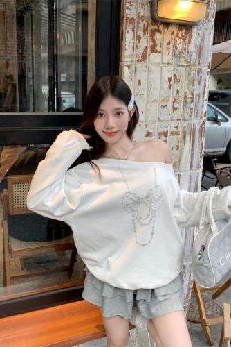 Real shot of American retro hot girl style off-shoulder printed bow sweatshirt with loose long-sleeved top