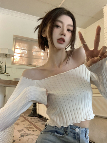 Actual shot of the new autumn style French style exposed collarbone, pure desire, one-shoulder chic short knitted long-sleeved top