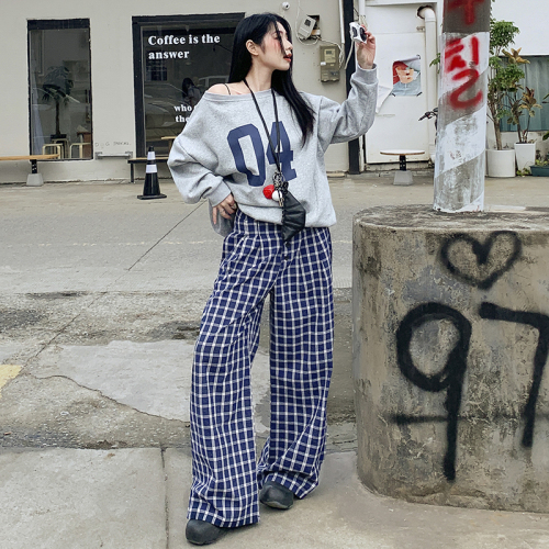 Actual shot of 24th ootd! New plaid pants for otakus, loose wide leg pants, lazy slimming plaid floor mopping pants