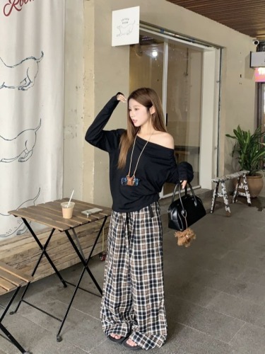 Real shot of American high street retro plaid wide-leg pants, drawstring straight pants + loose off-shoulder T-shirt