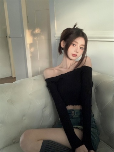 Actual shot of the new autumn style French style exposed collarbone, pure desire, one-shoulder chic short knitted long-sleeved top