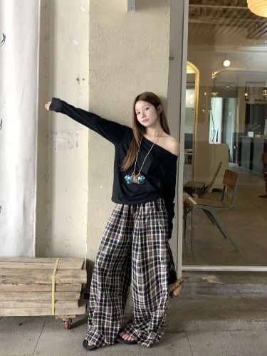 Real shot of American high street retro plaid wide-leg pants, drawstring straight pants + loose off-shoulder T-shirt