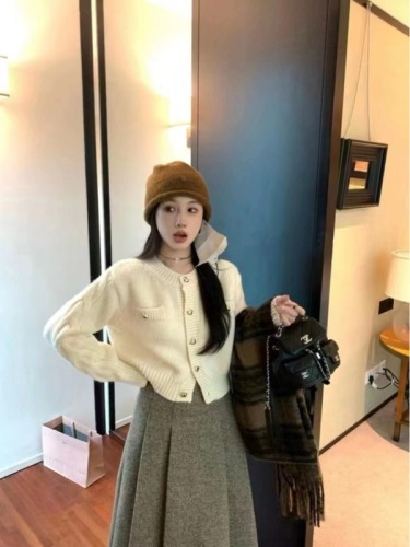 Xiaoxiangfeng knitted cardigan for women in autumn and winter, small, retro, fashionable, versatile, slimming short sweater