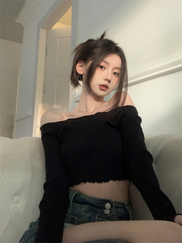 Actual shot of the new autumn style French style exposed collarbone, pure desire, one-shoulder chic short knitted long-sleeved top