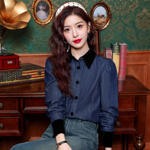 Real shot of fashionable contrasting color splicing velvet collar denim long-sleeved shirt for women with puff sleeves and loose design niche tops