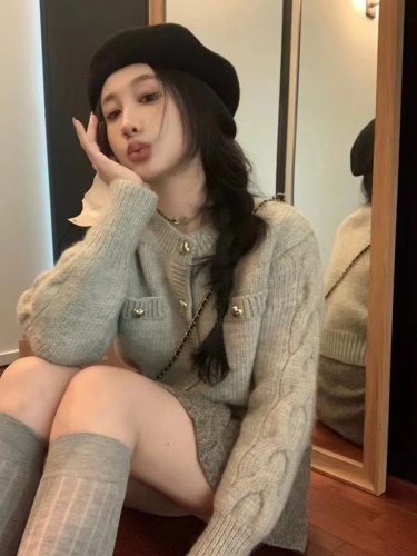 Xiaoxiangfeng knitted cardigan for women in autumn and winter, small, retro, fashionable, versatile, slimming short sweater