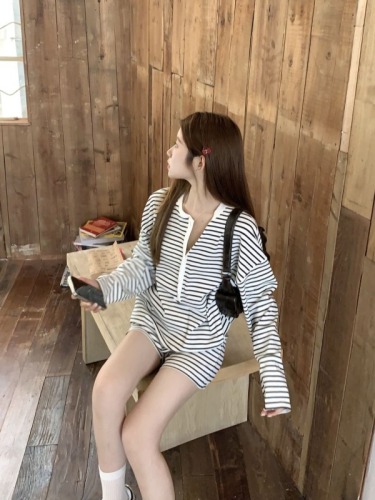 Real shot of sports and leisure striped long-sleeved sun protection T-shirt + high-waisted shorts two-piece set