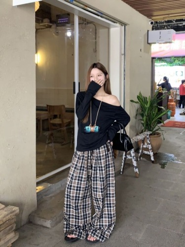 Real shot of American high street retro plaid wide-leg pants, drawstring straight pants + loose off-shoulder T-shirt