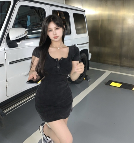 Real shot of hot girl black knitted dress, temperament, short-sleeved, retro, slimming, slim A-line skirt