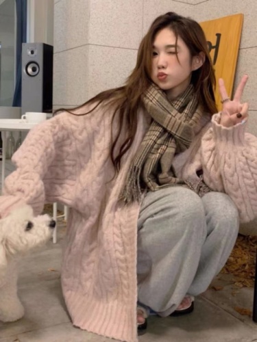 Soft and chewy sesame candy pink women's winter medium-long loose lazy style design sense gentle knitted cardigan