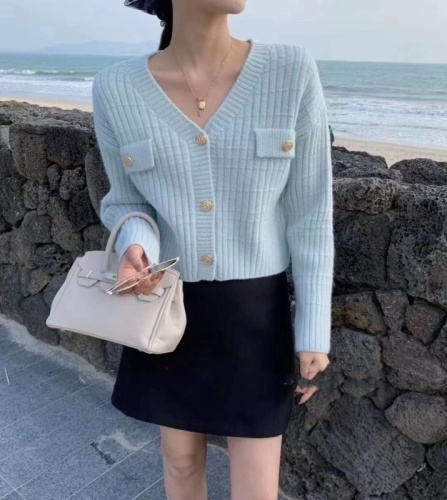 Korean short sweater jacket for women in spring and autumn light blue small temperament loose soft waxy knitted cardigan to wear outside