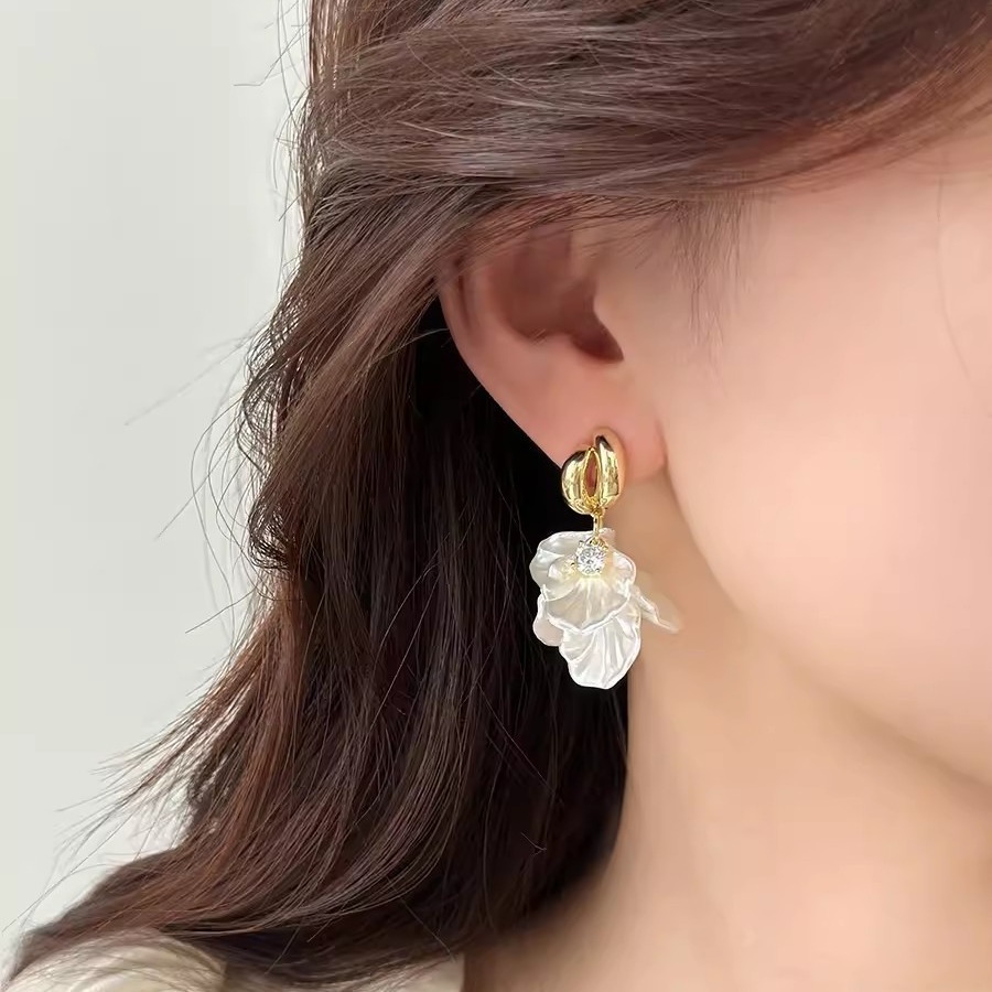 S925銀針百搭氣質溫柔貝殼花朵耳環女輕奢小眾高級感鑲鑽耳釘耳飾