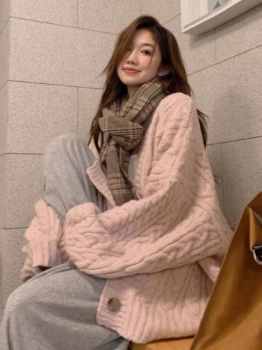Soft and chewy sesame candy pink women's winter medium-long loose lazy style design sense gentle knitted cardigan