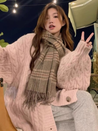 Soft and chewy sesame candy pink women's winter medium-long loose lazy style design sense gentle knitted cardigan