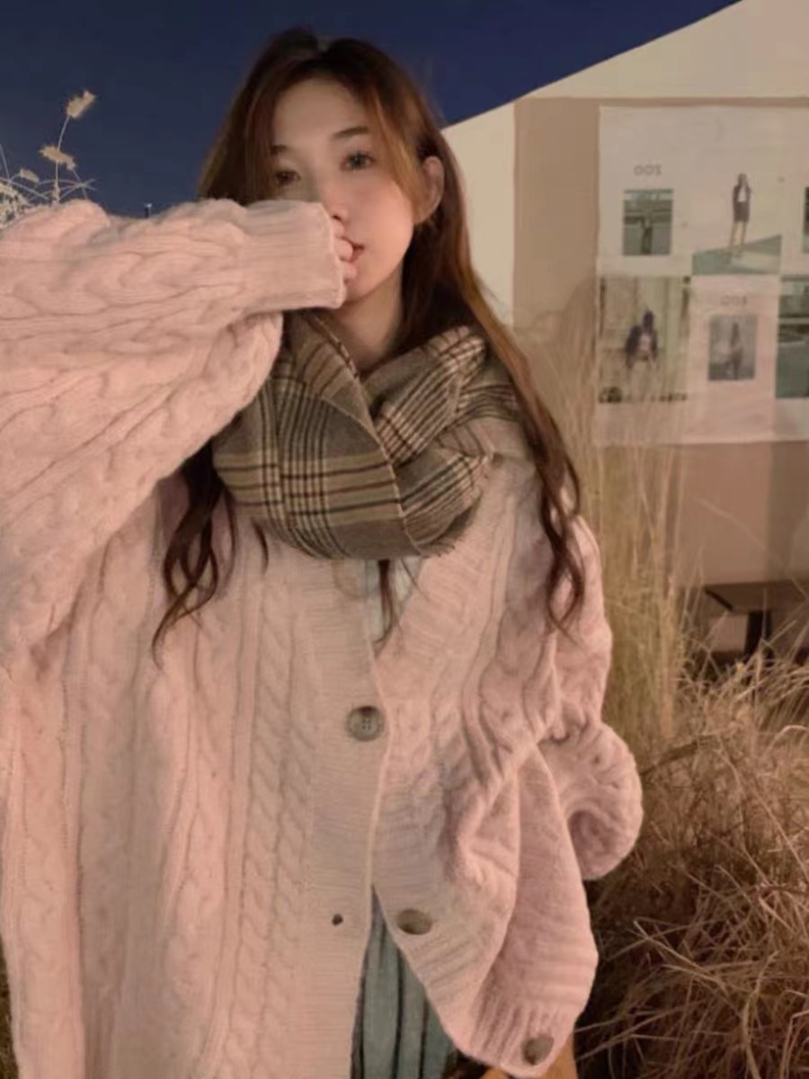 軟糯麻花粉色毛衣外套女冬季中長款寬鬆慵懶風設計感溫柔針織開衫