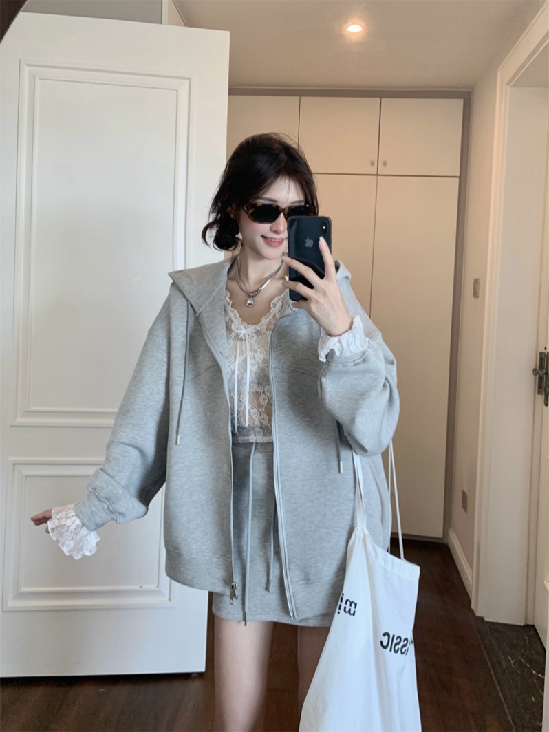 Actual shot of loose and lazy zippered hooded sweatshirt, pure lust lace bottoming shirt + short hip-hugging slim skirt