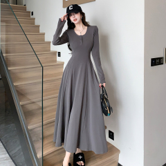 Real shot of French Hepburn style black long-sleeved dress for women, autumn temperament, U-neck waist, slim long skirt, fishtail skirt