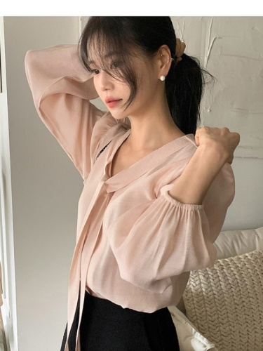 Simple, gentle, versatile solid color strappy shirt