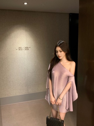 Real shot of Miyake style pleated irregular slit one-shoulder loose slimming top