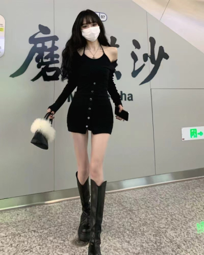 假两件辣妹黑色吊带连衣裙女2024年秋季新款纯欲修身显瘦包臀裙子