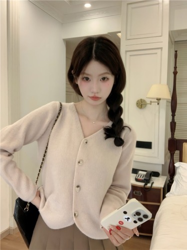 Actual shot of the new Korean style V-neck cardigan sweater for women, Korean style versatile autumn gentle style short coat