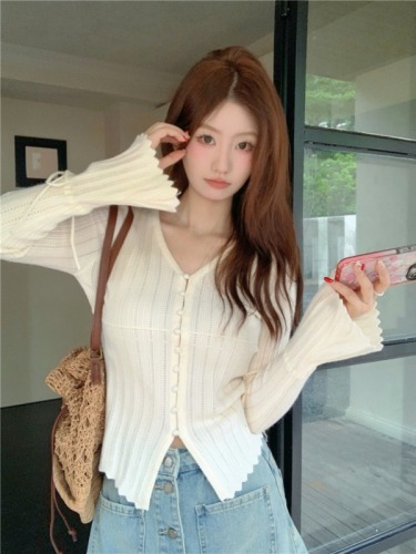 Real shot of gentle wind bell sleeve V-neck apricot knitted cardigan for women 2024 early autumn slim fit and versatile long sleeves