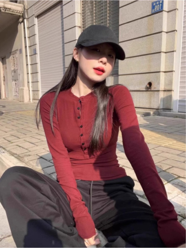 Official photo De Rong Early Autumn right shoulder half open collar natal red T-shirt women's V-neck slim long-sleeved top bottoming shirt