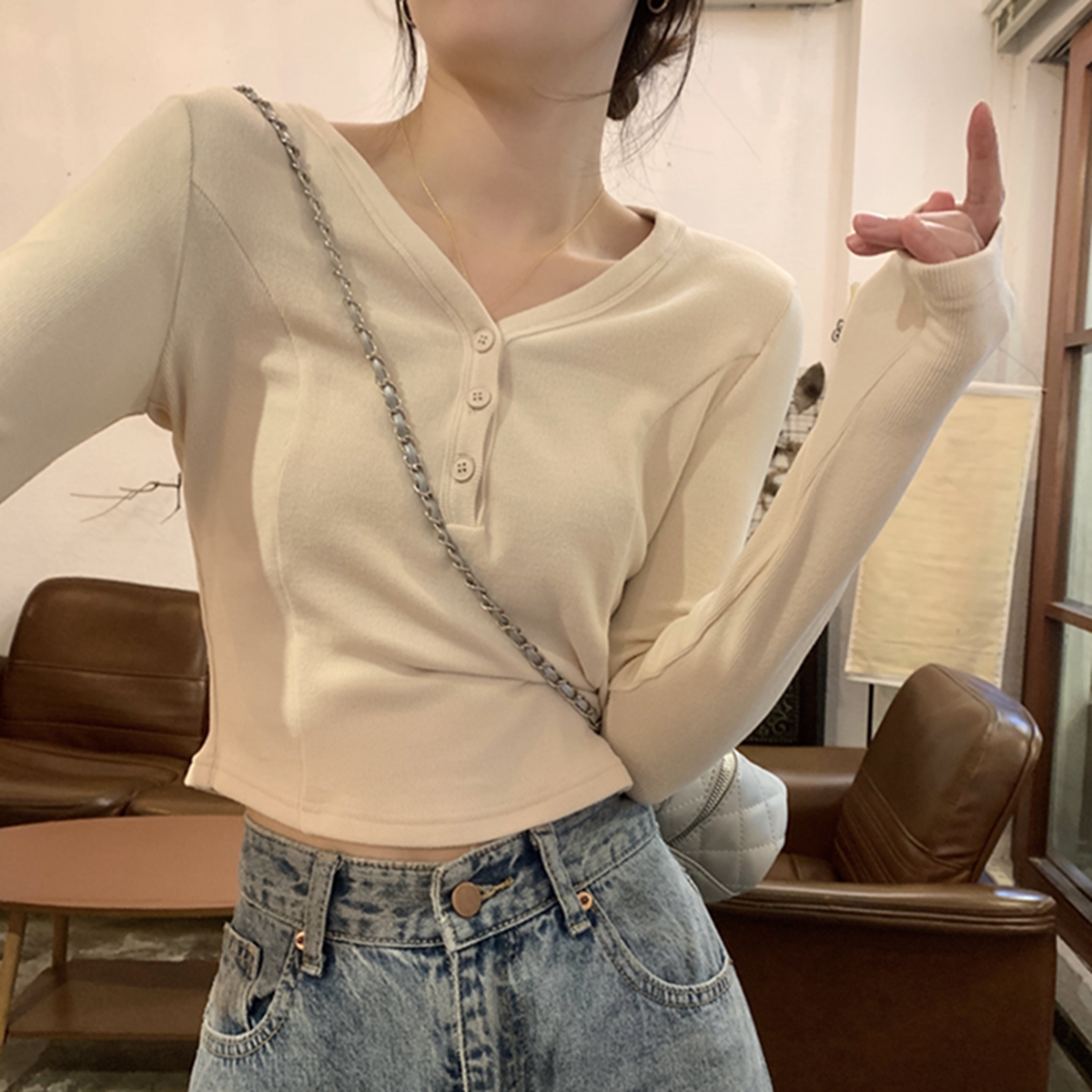 Actual shot of early autumn Korean style slim fit v-neck button-down design with long-sleeved bottoming shirt and T-shirt top