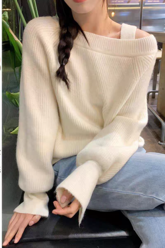 Gentle and windy fufu sweater for women to wear in autumn and winter. Loose off-shoulder top. Design niche soft waxy cashmere sweater.