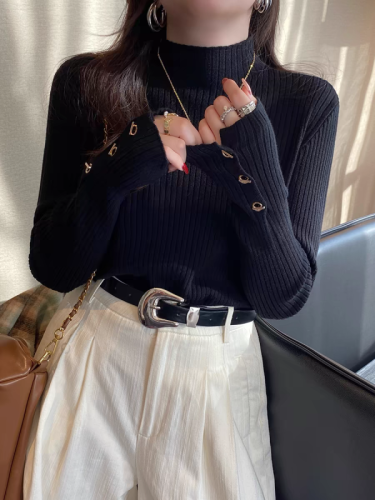 Half turtleneck bottoming shirt for women in spring and autumn, new style, stylish white inner layer, early autumn sweater design, niche knitted top