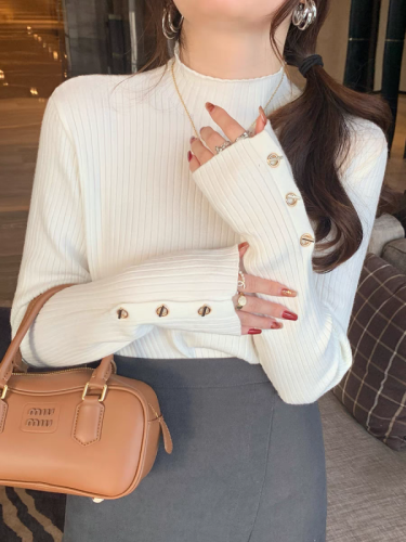 Half turtleneck bottoming shirt for women in spring and autumn, new style, stylish white inner layer, early autumn sweater design, niche knitted top
