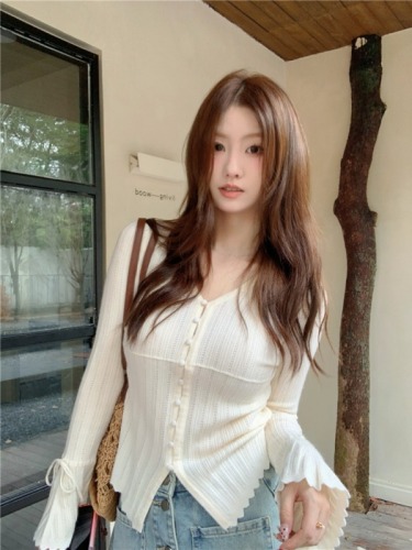 Real shot of gentle wind bell sleeve V-neck apricot knitted cardigan for women 2024 early autumn slim fit and versatile long sleeves