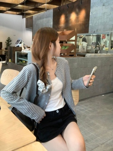 Real shot of lazy style double-layered special striped long-sleeved T-shirt for women, loose and versatile, contrasting color round neck cardigan top for autumn