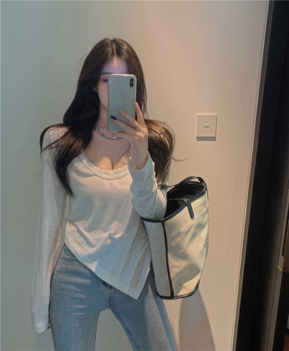 Fashionable and super hot Korean style T-shirt for women slim sexy low collar white long sleeve bottoming shirt autumn new slim fit top