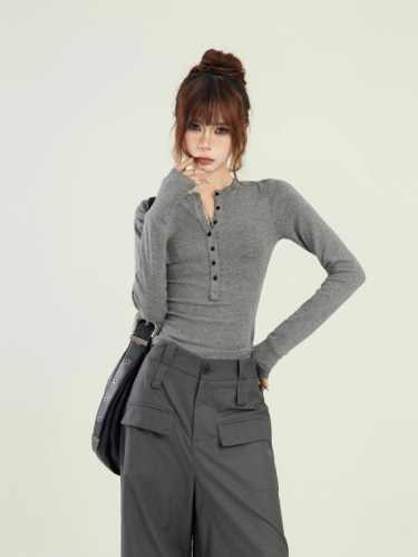 Official photo of DeRong gray v-neck long-sleeved T-shirt for women, slimming and tight-fitting inner layered shirt top