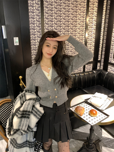 Buckwheat qiaoqiao age-reducing formula spring design niche V-neck fake two-piece short knitted top