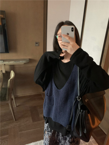 Actual shot of three-color loose lazy knitted sweater vest simple suit