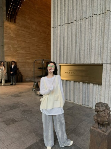 Actual shot of three-color loose lazy knitted sweater vest simple suit