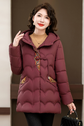 Real shot of mother's winter clothing, new hooded, cotton-thick coat, middle-aged and elderly ladies' fashionable warm down jacket