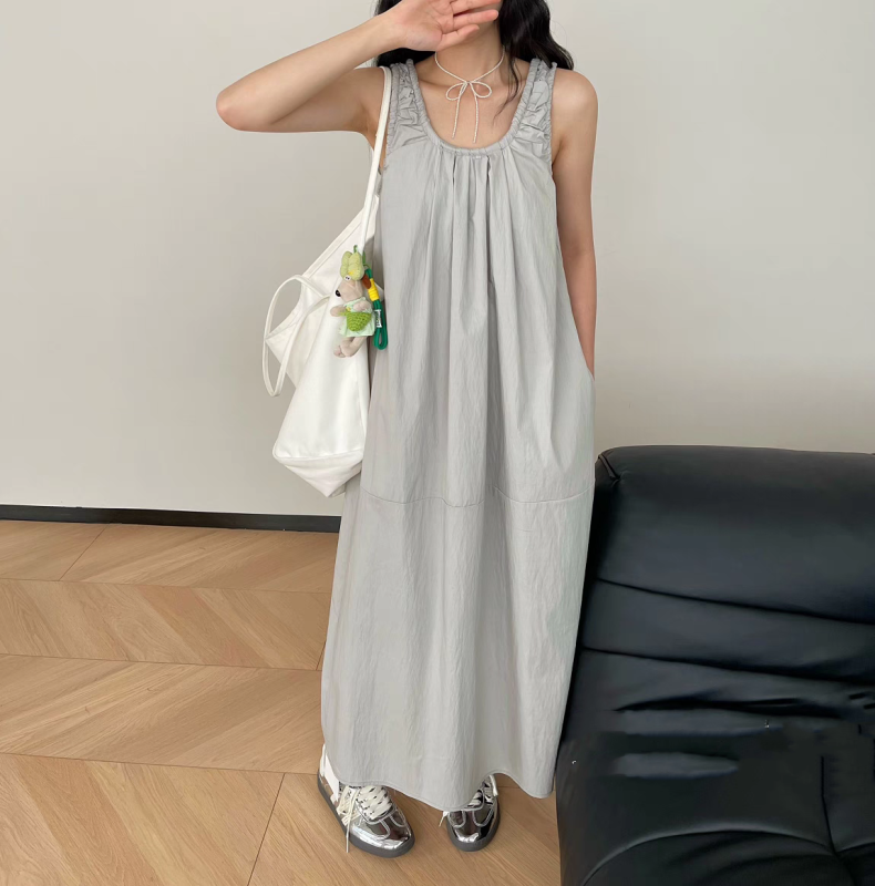 2024 summer u-neck vest dress for women summer pleated sleeveless long resort style dress